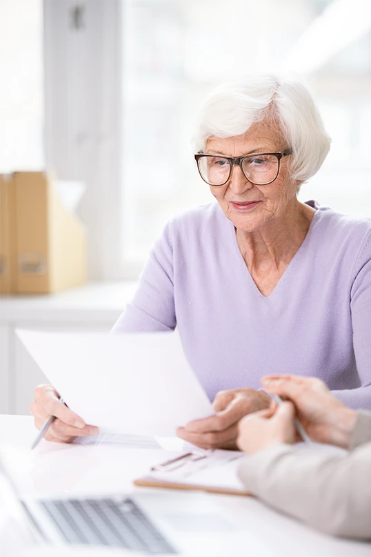 Pflegegrad 2 – Seniorinfüllen ein Dokument aus zur Höherstufung von Pflegegrad 2 zu 3 – Amor Pflegedienst