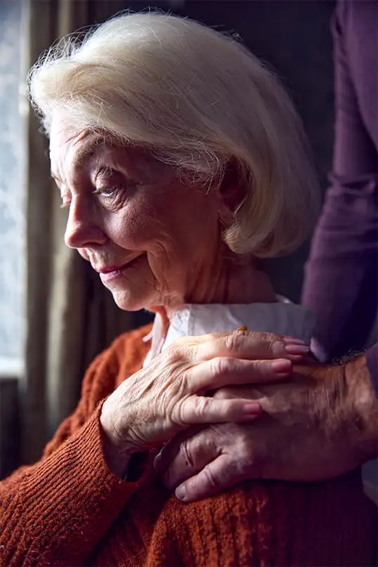Pflegegrade – Seniorin erhält liebevolle Unterstützung und emotionale Begleitung im Alltag – Amor Pflegedienst Berlin