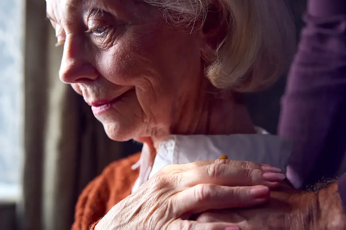 Pflegegrade – Seniorin erhält liebevolle Unterstützung und emotionale Begleitung im Alltag – Amor Pflegedienst Berlin