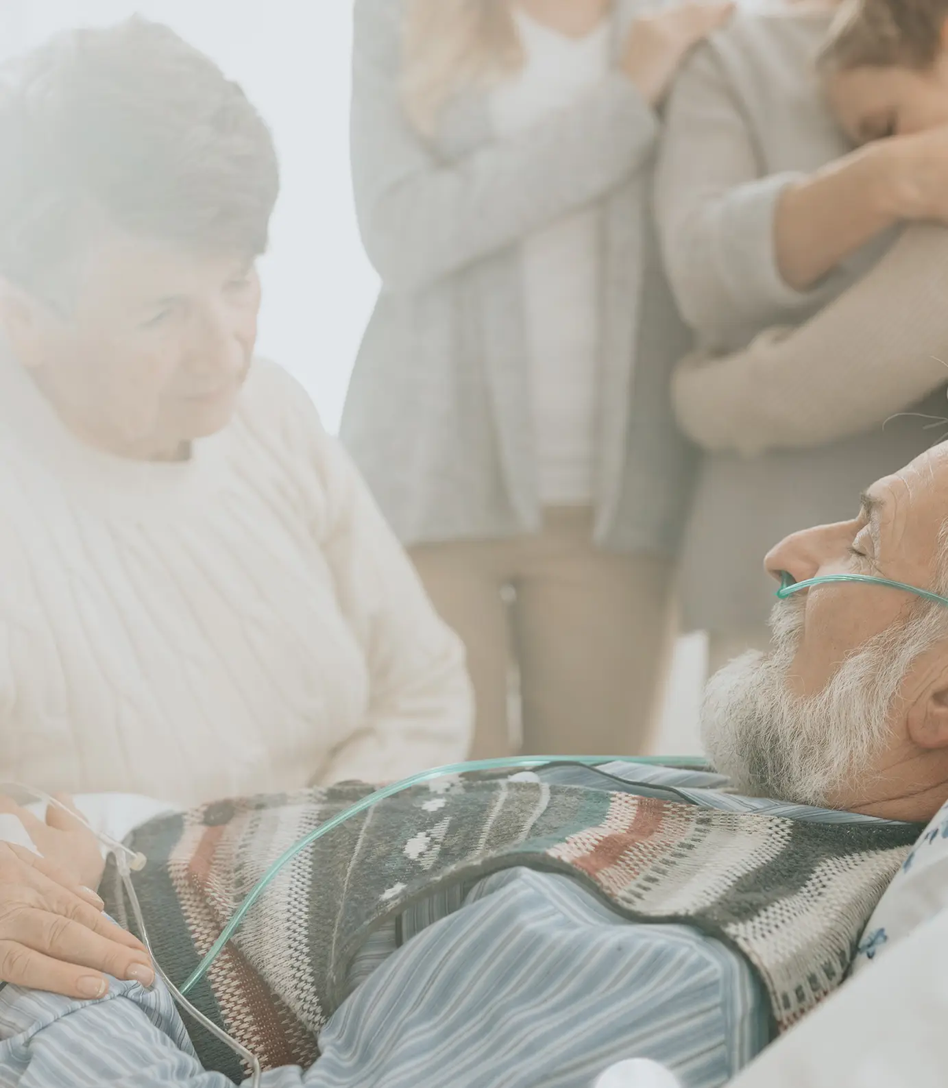 Patientenverfügung – Angehörige begleiten einen schwer erkrankten Mann bei medizinischer Versorgung – AMOR Pflegedienst